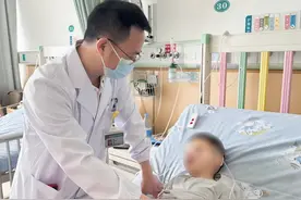 尿液总走“回头路”，微创手术帮患儿修好“阀门”恢复健康图片
