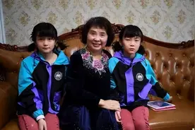 14年前，60岁老太冒死生下双胞胎，如今丈夫已离世，她和孩子怎样图片
