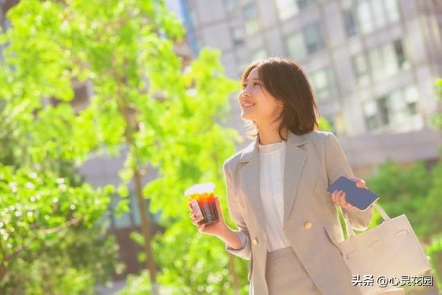 跟中年女人约会，别再搂搂抱抱了，现在流行这3种方式