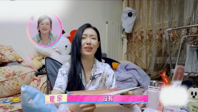 30岁管乐首晒北京小家，屋内堆满脏衣，厕所长蘑菇，还任由猫乱尿