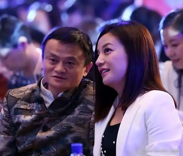 落毛的凤凰不如鸡？前途尽毁、家也散了	，但好在赵薇还有一个靠山