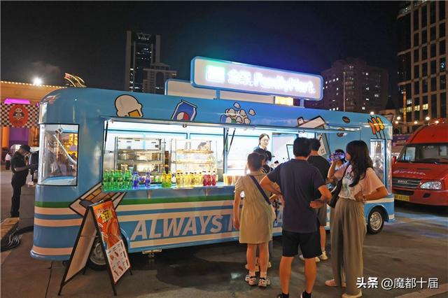 上海书展首设“夜市”，点亮书香与烟火气的夏夜