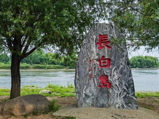流经吉林市区的松花江