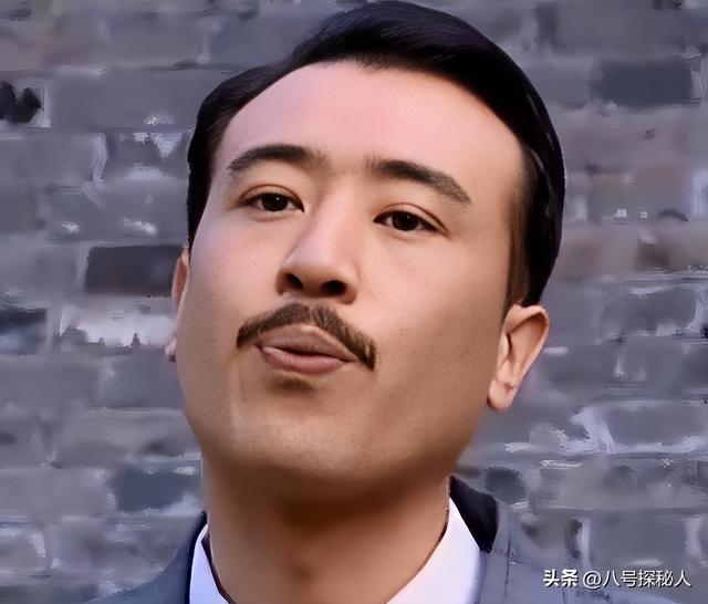 3岁丧父，吃姐姐奶水长大，成名后为8个哥姐买房，如今成全家骄傲