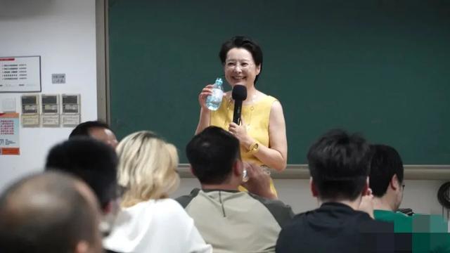 袁立近照曝光，身上米黄色裙子抢镜，比之前瘦了，公开讲课状态好