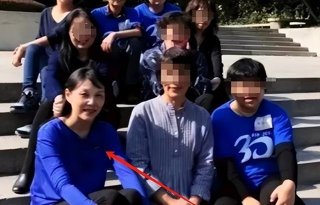 宗庆后去世那天，他老婆施幼珍在殡仪馆侧门的花圈后站了一会儿