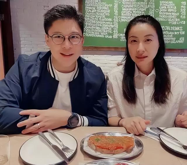 霍震霆没想到，44岁儿媳郭晶晶再次官宣喜讯，让整个阔太圈沉默了