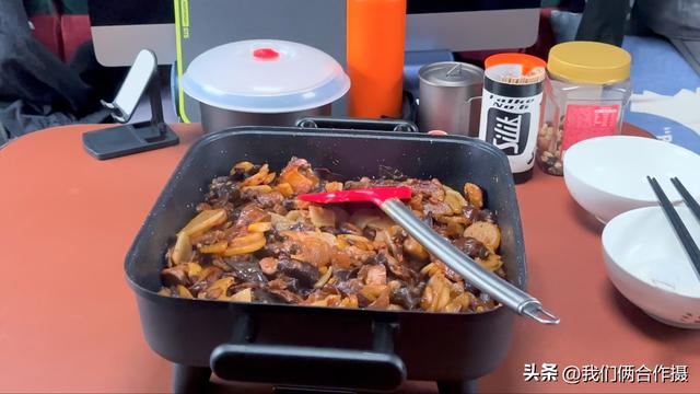 一匹黑马暴雪中压马路，夫妻房车旅居川西，靠充电桩续命！