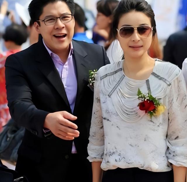 霍启刚高调官宣喜讯仨月	，郭晶晶再破天花板，让整个贵妇圈沉默了