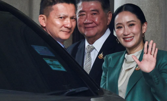 4比2，泰国最新民调出炉，佩通坦想官复原职，中方说了句公道话