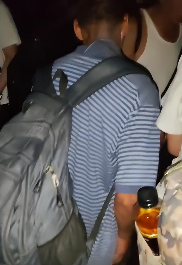 男子夜爬猥亵女性后，恶心一幕出现，路人冷漠，女子反应异常平静