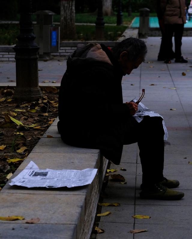 “外包儿女”的生意经：孝顺成为商品，亲情何去何从？