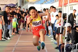 六年级男孩百米跑出12秒27，比肩同期苏炳添！图片