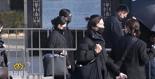 唐嫣穿黑色大衣出席公公葬礼，罗晋和她互动自然，傅程鹏现场帮忙