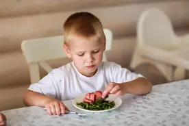 当积食遇上风寒，孩子总喊肚子痛，有一中成药很好用，夏季可常备图片