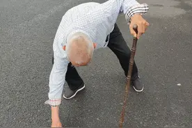 93岁爷爷为烟头“折”8000多次腰 被赞拄着拐杖捡拾“文明”的使者！图片