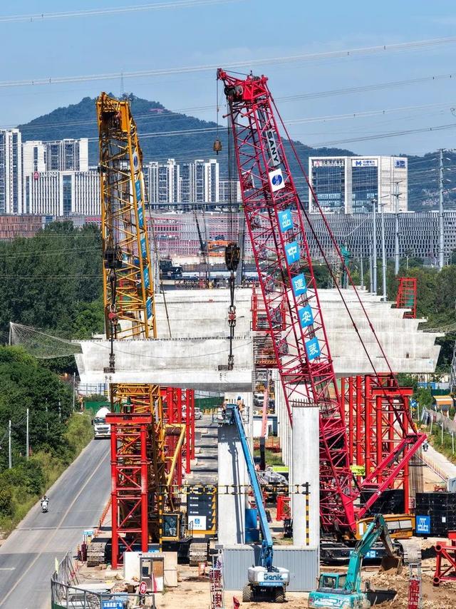 312国道东延工程盖梁吊装加速推进