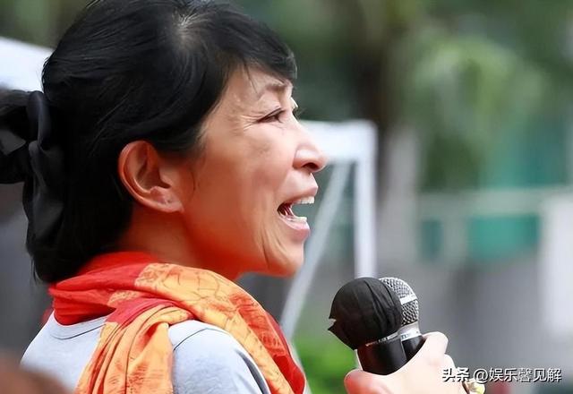 自食恶果！否认中国籍拒唱国歌，俩儿子定居国外，她下场如何？