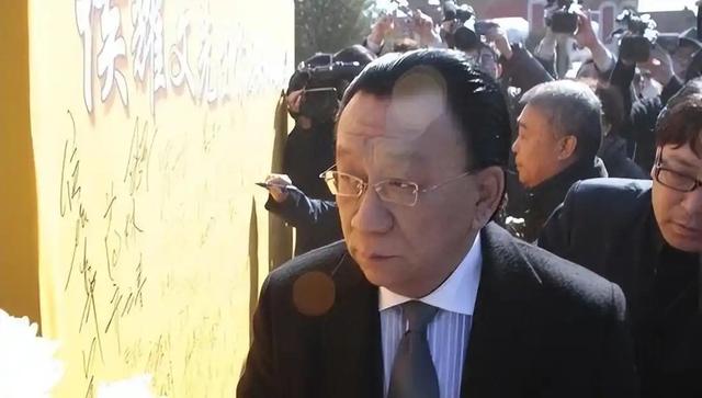 79岁侯耀华晚年凄凉！独居北京无保姆照料，家里脏乱差环境寒酸