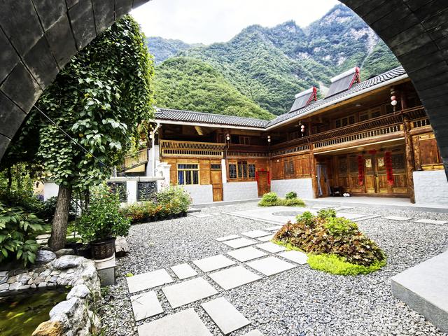 民族团结和美九寨 甲勿海大熊猫会“宠客”