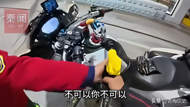 摩友将汽油喷地上后续：正脸曝光，发布者澄清惨遭打脸，交警回应