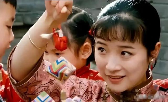 她是国家一级女演员，多次给丈夫戴绿帽，重病丈夫坐轮椅也不离婚