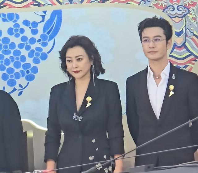 四川红毯好真实：唐嫣副乳尴尬、佟丽娅真老了，魁梧的郝蕾太惊艳