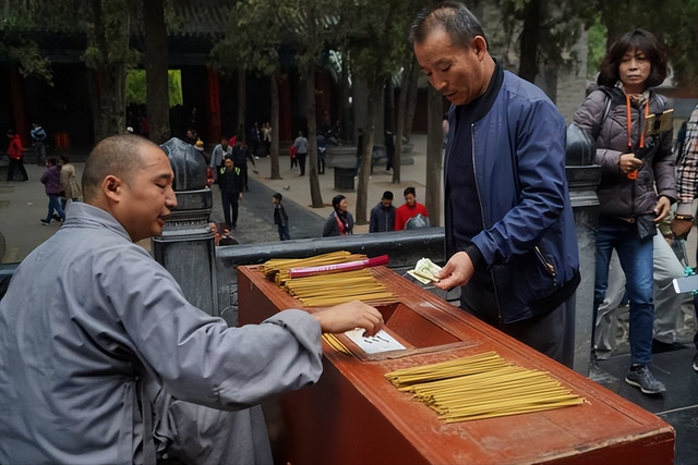 少林寺换方丈已1个月，9990元高价香刚被摒弃，就有恶心一幕出现