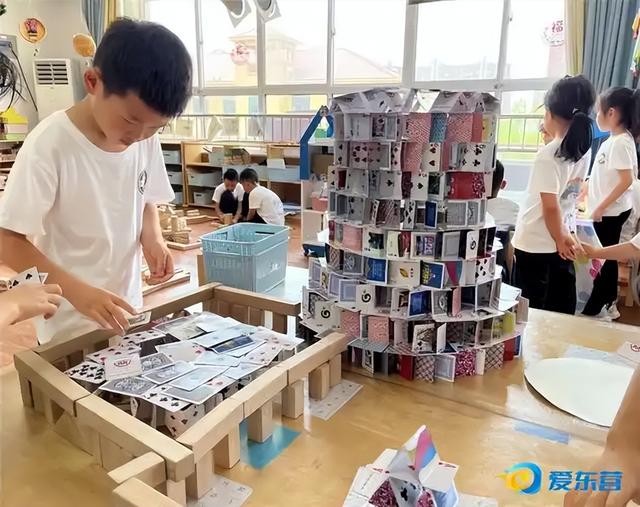 8万张扑克牌，没用一点胶水！搭出世界最高纸牌屋，然后一秒摧毁