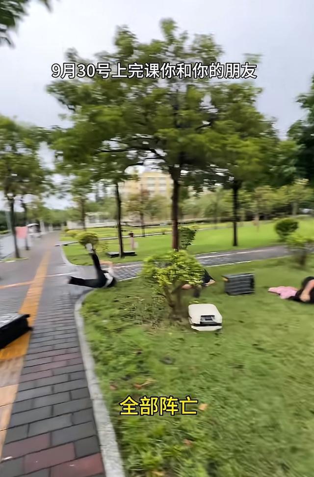 9月30号下课铃一响，学生们的“逃亡式”回家，看完我笑到崩溃！