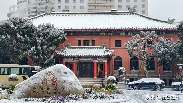 每日一景|大寒雪落金陵 明故宫梧桐披银 市民漫步享冬日诗意