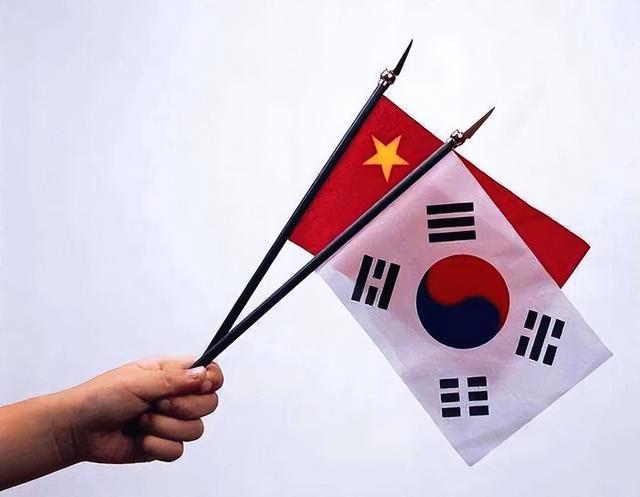 李在明果然聪明：美国逼他对台海表态，他马上出新牌，半岛或变天