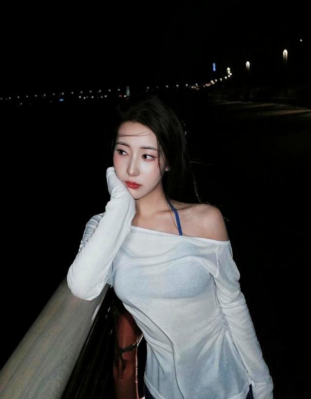夜海风情：露肩与条纹的随性潮搭