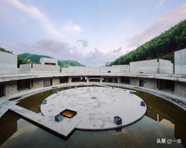 中国95后，爱上逛墓园
