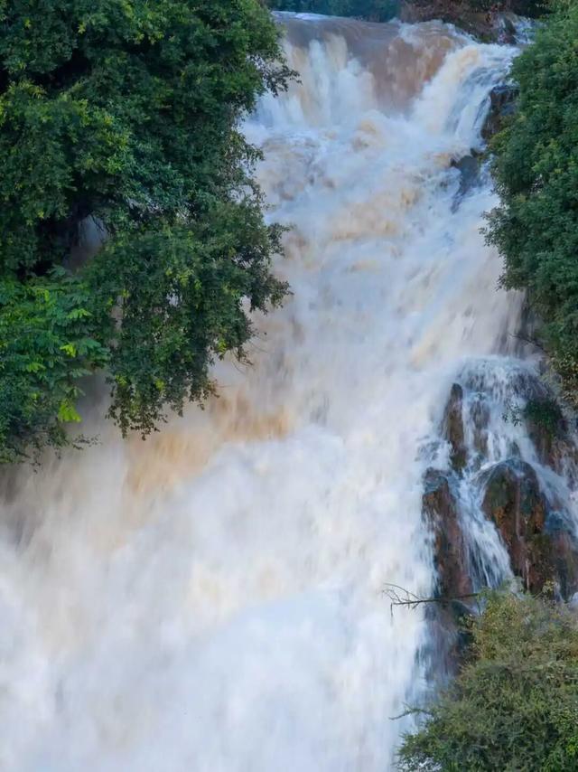 红河弥勒有个绝美瀑布营地，水流很壮观，旁边就是寺庙