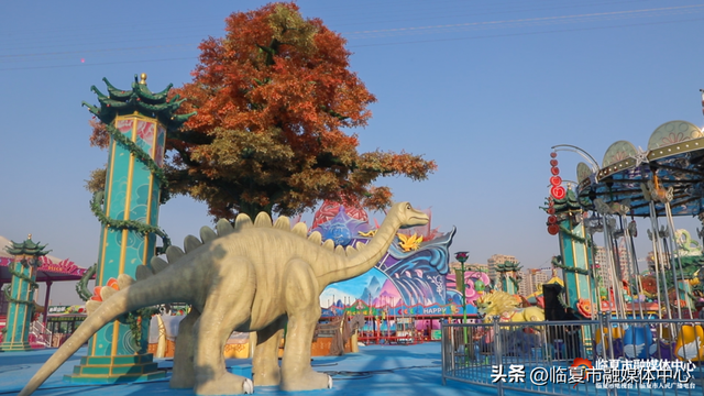 花仙藏河州韵，恐龙述亿年史！花开临夏不夜城景观，藏着独属于花都临夏的“精彩故事 文化浪漫”～