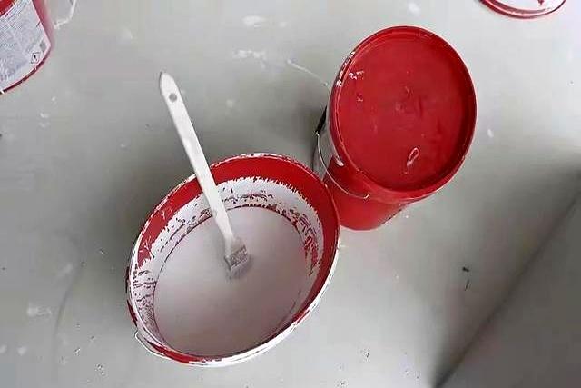 西安48岁油漆工地下室独自刷漆20小时中毒身亡，顶梁柱倒下 家属…