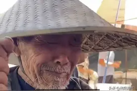 心酸！86岁爷爷花2元买豆腐充饥，没牙没钱，老伴离世，儿女不管图片