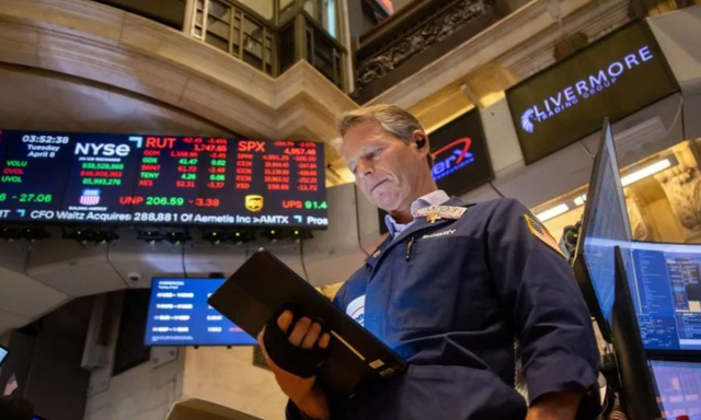 美国收到2个坏消息，日本软银砸盘英伟达,套现9000亿，AI情况危急