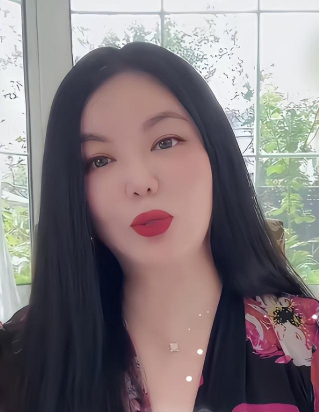 李湘风波再发酵！家境被扒底朝天，父母身份曝光，原来何炅没说错