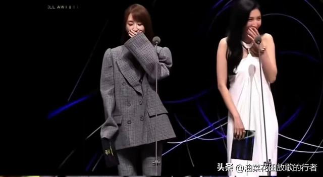 杨谨华柯佳嬿“扯头发变热吻”，成了当晚最炸的“破圈名场面”。