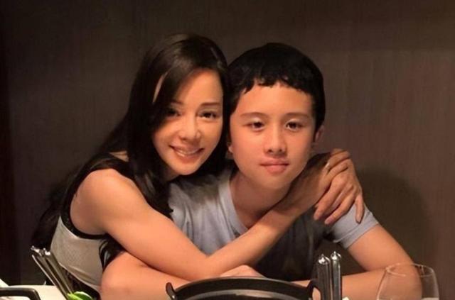 被畸形母爱毁掉的星二代：母乳12年，同床15年，荒唐的事还在后面
