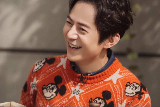 51岁主持人何炅：无妻无女、与保姆相伴，如今终于与自己和解