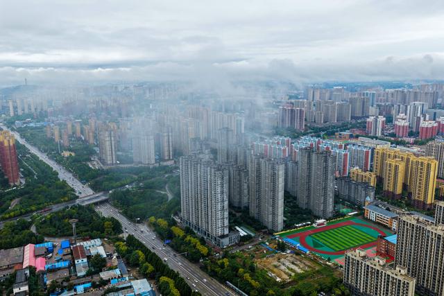 云雾中的泰岳：山与城的对话