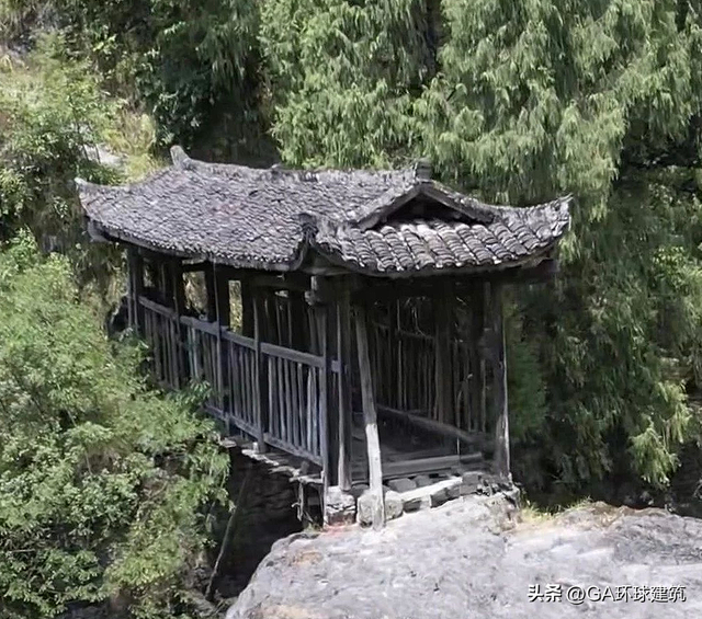 重庆深山惊现“奇桥”：不用一钉，未立一锚，悬空百年不倒！