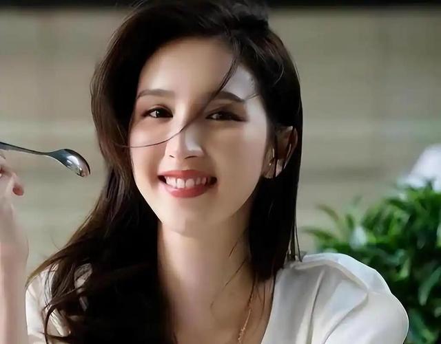 曾是体操女神，退役后与大51岁的干爹谈恋爱，如今何傲儿收获新生