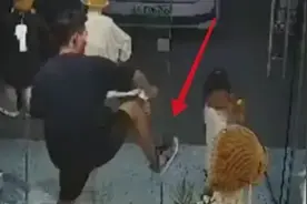 痛心！女儿背后喊爸爸被踹飞后续：原因曝光引众怒，评论区沦陷了图片