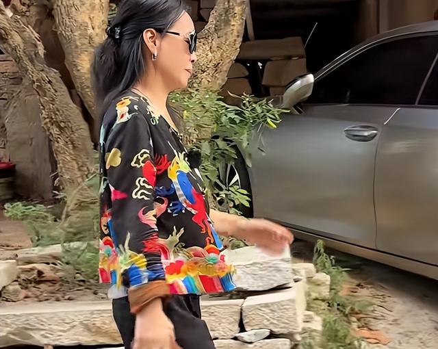 赖昌星妻子曾明娜现状，独居3000平老宅，做饭弄花草活成人生赢家