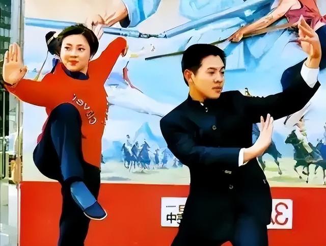 同样是李连杰的女人，64岁黄秋燕和63岁利智对比，简直天差地别