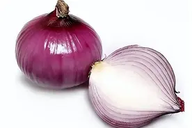 69岁大妈顿顿离不开洋葱，半年后体检患高血压，医生：无知惹得祸图片